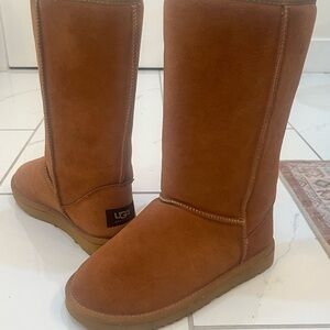 UGG women’s Classic Tall ll boot, fits size 7 US